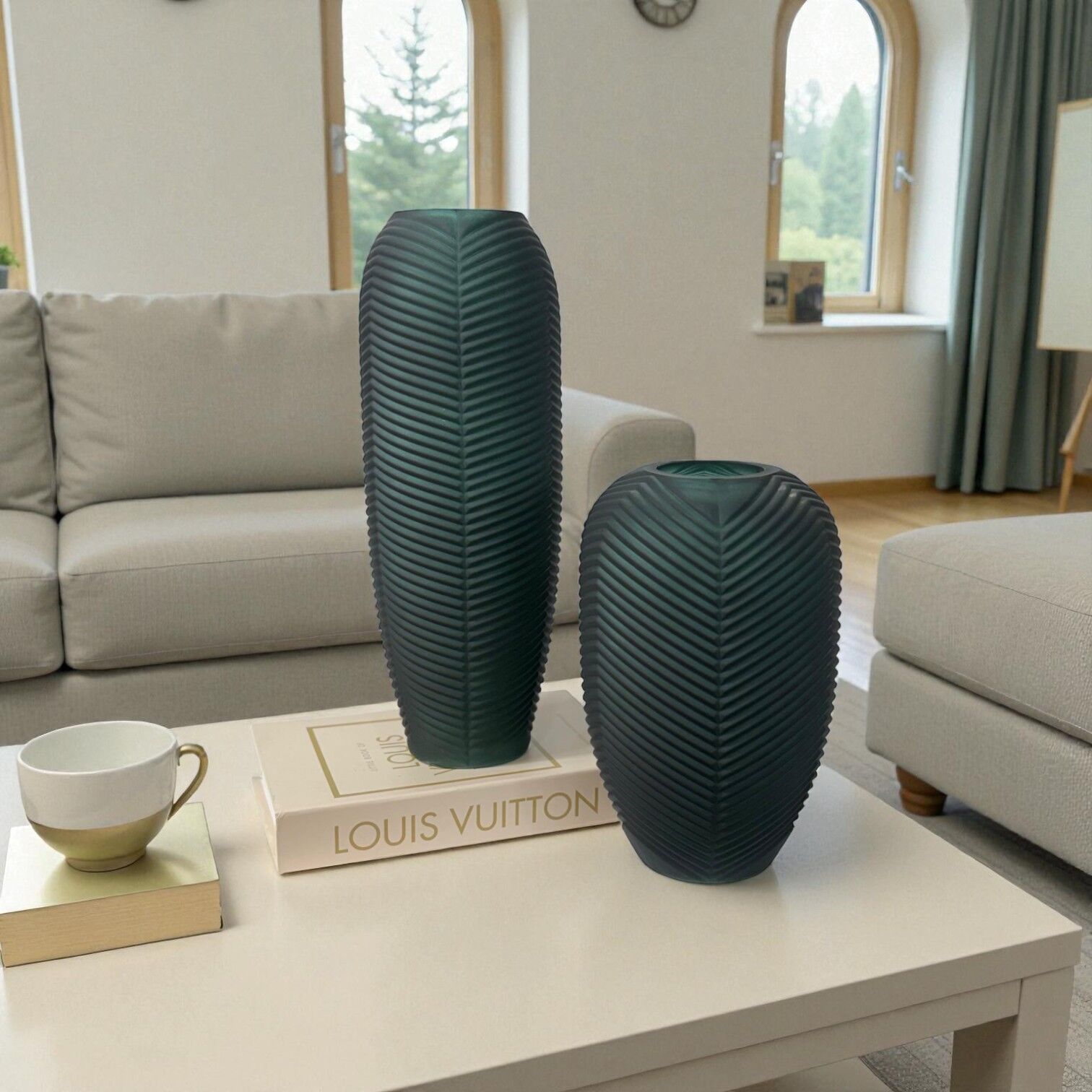 V Desen Detaylı Mat Vazo